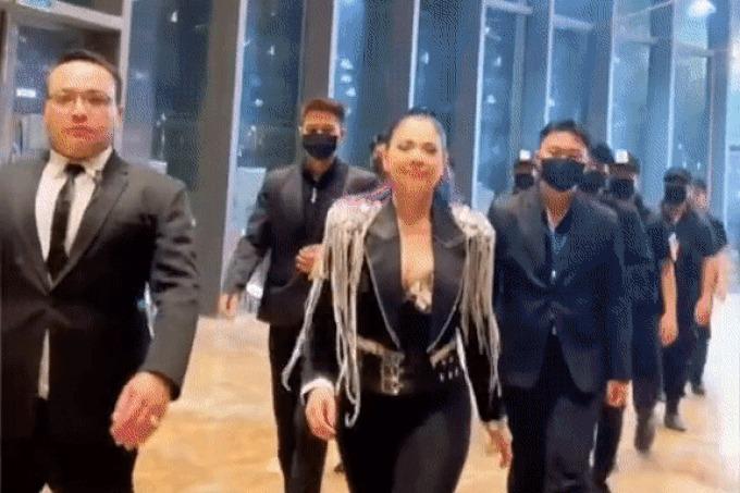 Sao Việt được vệ sĩ hộ tống: Vì sao Sơn Tùng gây ồn ào, Mỹ Tâm được khen?-1