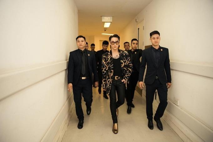 Sao Việt được vệ sĩ hộ tống: Vì sao Sơn Tùng gây ồn ào, Mỹ Tâm được khen?-5