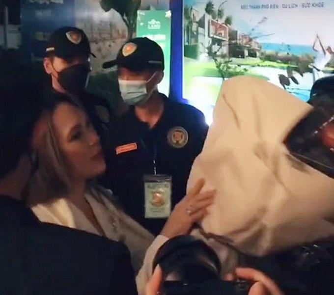 Sao Việt được vệ sĩ hộ tống: Vì sao Sơn Tùng gây ồn ào, Mỹ Tâm được khen?-8