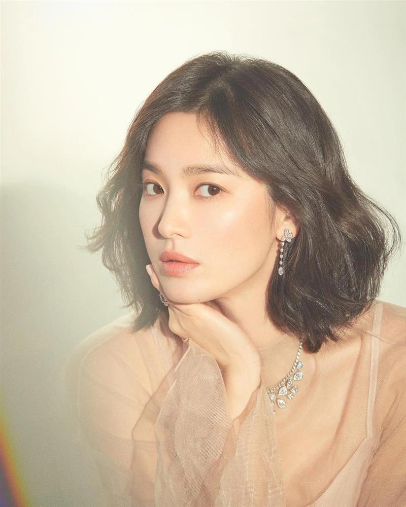 4 kiểu tóc xoăn sang trọng, không cộng tuổi của Song Hye Kyo-2