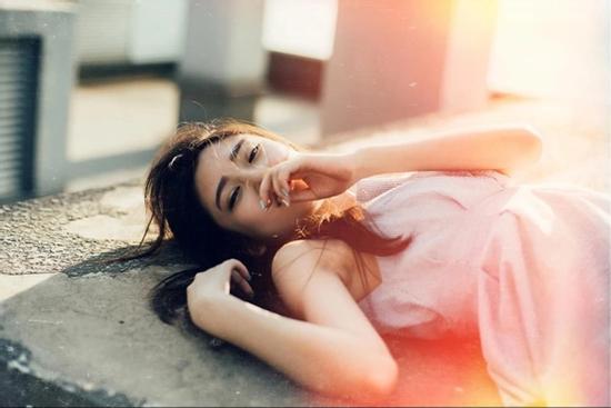 Cọc tiền 500.000 đồng và nỗi đau đớn bị coi như món hàng của cô ca sĩ trẻ