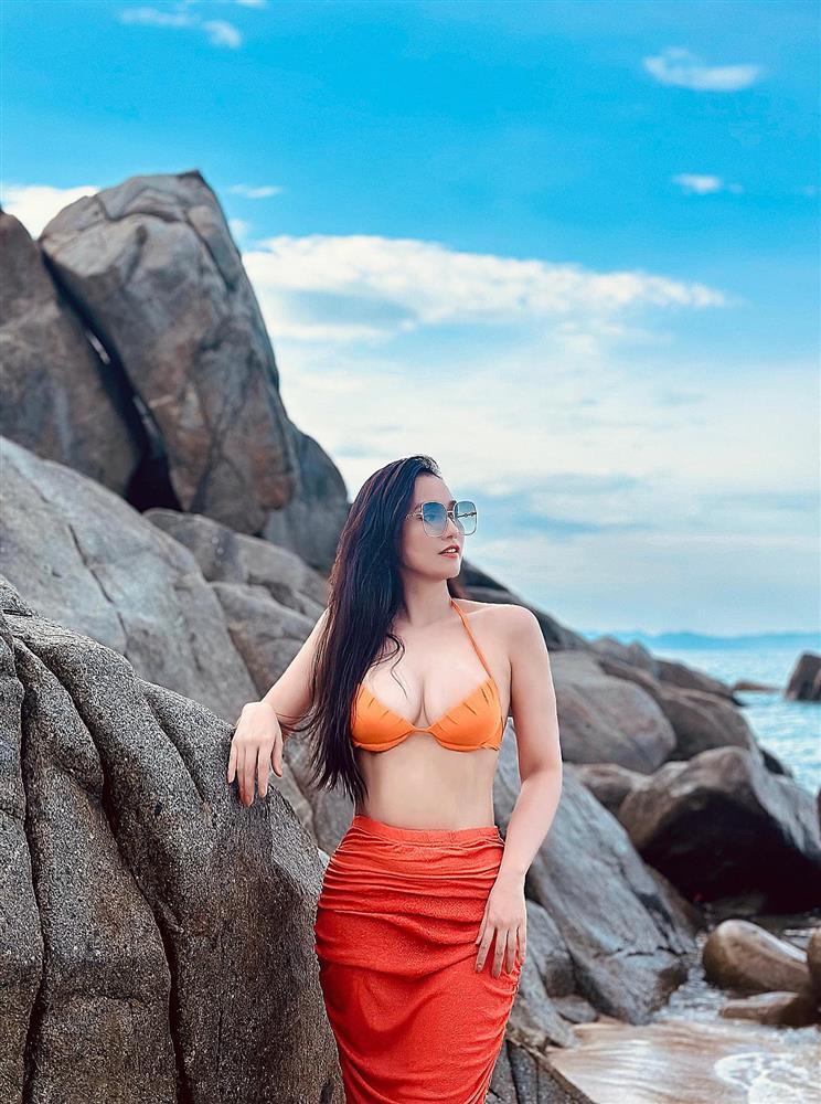 Chọn gam màu cực cháy đi biển như nữ đại gia Lã Thanh Huyền-1