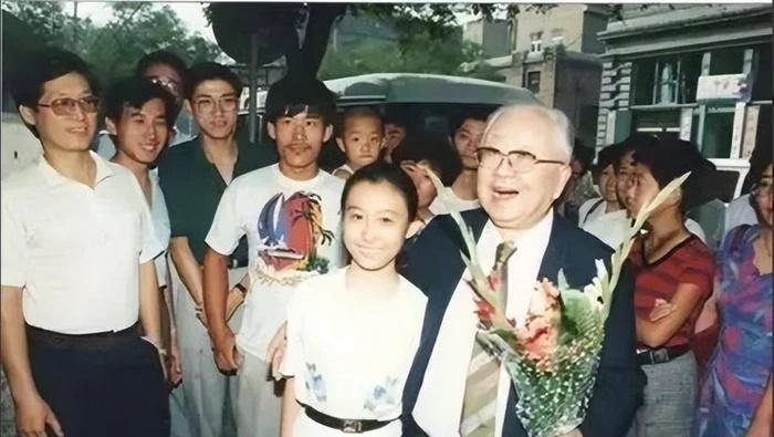 Từng là thần đồng được ca tụng, cuộc đời cô gái lao dốc vì cách giáo dục cực đoan của bố-2