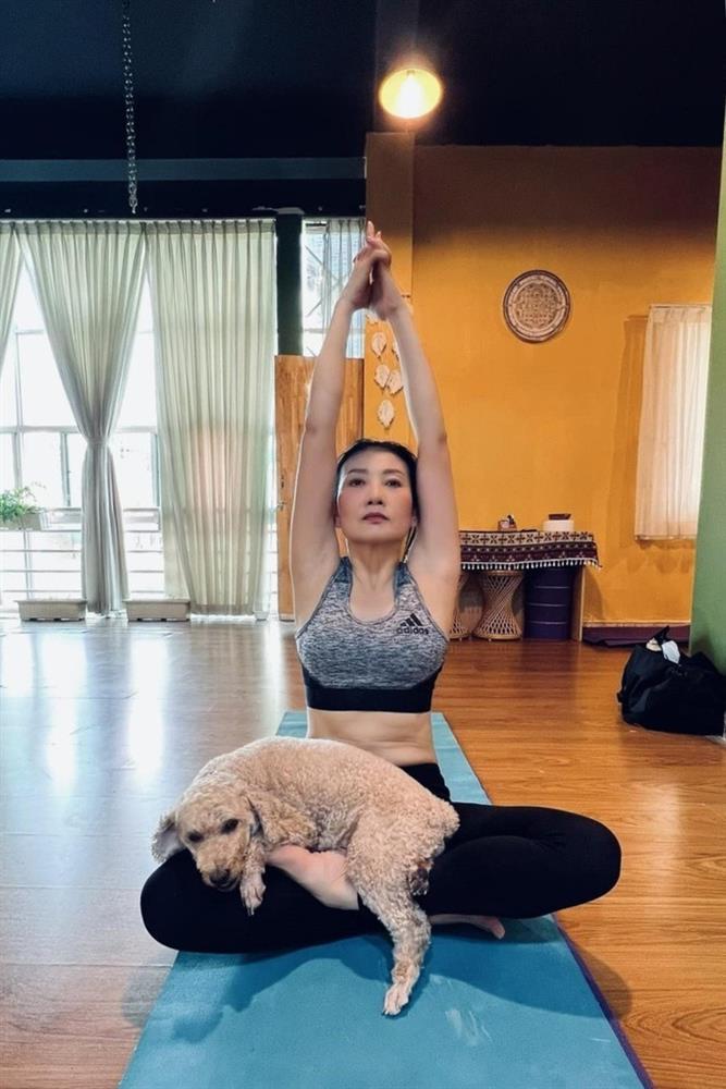 Mỹ nhân thập niên 90 Mỹ Uyên trẻ đẹp ở tuổi U50 nhờ tập yoga-3