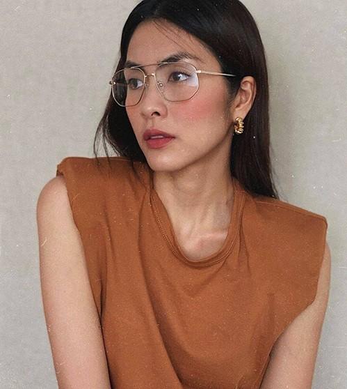 Về quê đăng ký kết hôn, Phương Oanh mặc áo giống loạt dâu hào môn-5