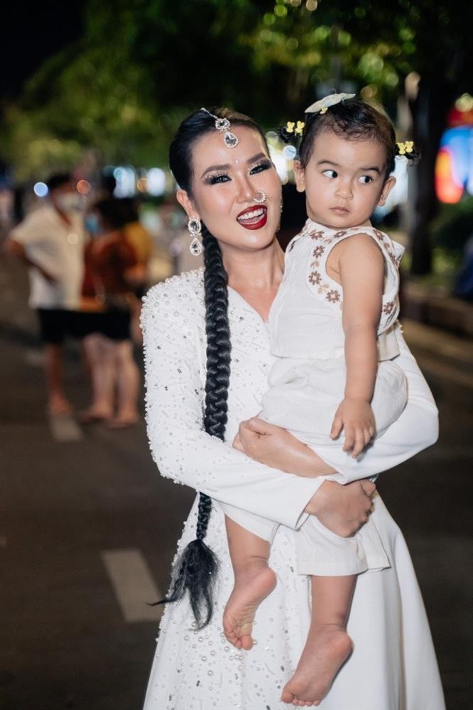 Con gái lai Ấn của Võ Hạ Trâm điệu đà làm nail, da trắng, mặt nét quá xinh-8