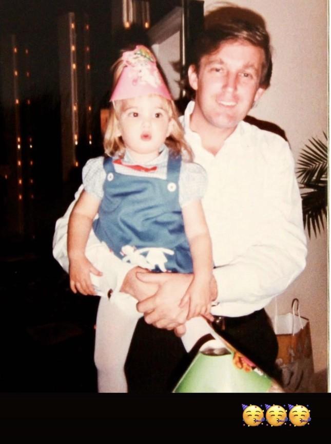 Con trai ông Trump hiếm hoi xuất hiện, gây chú ý với chiều cao 2,01 m-4