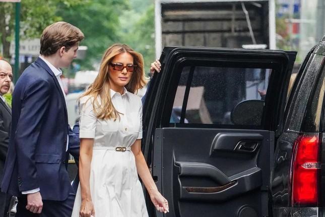 Con trai ông Trump hiếm hoi xuất hiện, gây chú ý với chiều cao 2,01 m-2