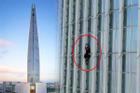 Leo tay không lên tòa tháp 73 tầng, một du khách bị bắt khẩn cấp