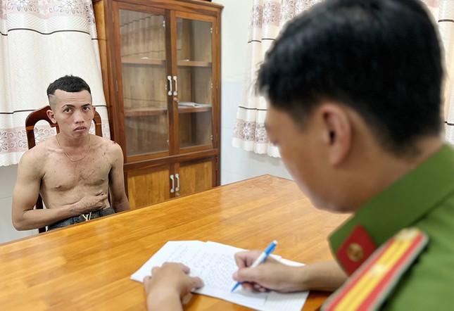 Cướp giật dây chuyền, cởi bỏ quần áo để lẩn trốn vẫn không thoát-1