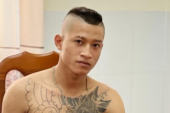 Cướp giật dây chuyền, cởi bỏ quần áo để lẩn trốn vẫn không thoát