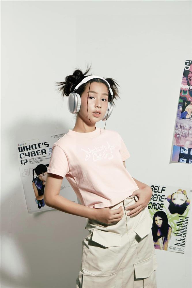 Con gái Hồ Hoài Anh bên bố mặc giản dị, qua mẹ sành điệu như mẫu nhí-1