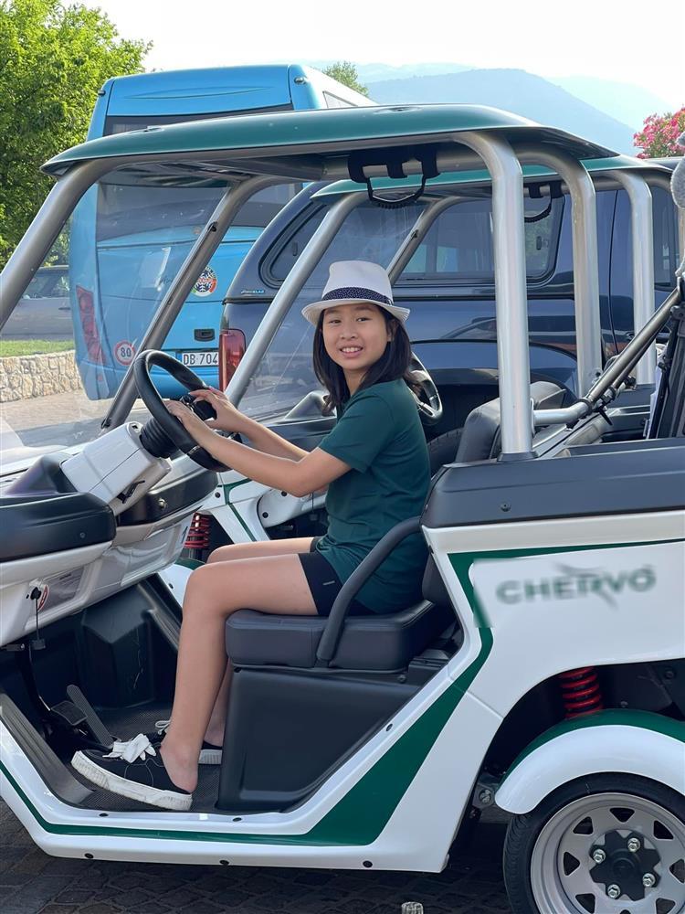 Con gái Hồ Hoài Anh bên bố mặc giản dị, qua mẹ sành điệu như mẫu nhí-4