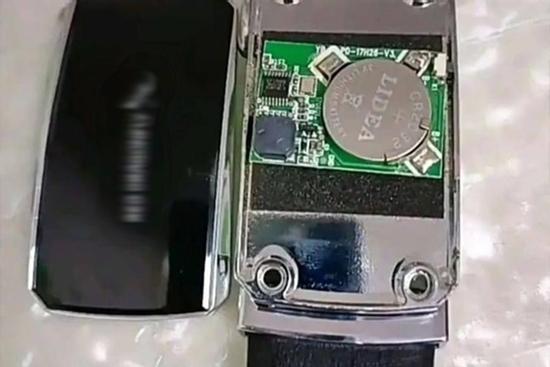 Máy định vị giấu trong thắt lưng đặt dấu chấm hết cho hôn nhân gần 30 năm của bố mẹ tôi