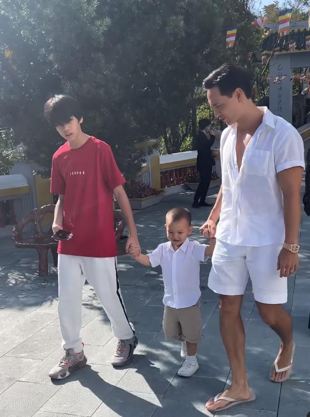 Cậu út Leon nhà Hà Hồ làm biểu cảm tấu hài-1