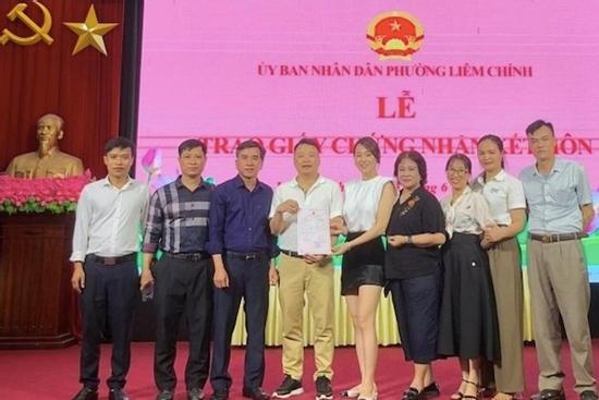 Lễ trao chứng nhận kết hôn: Có nơi nào làm giống Phương Oanh và Shark Bình?