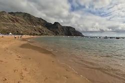 Bãi biển nhân tạo ở Tây Ban Nha dùng 270.000 tấn cát từ Sahara
