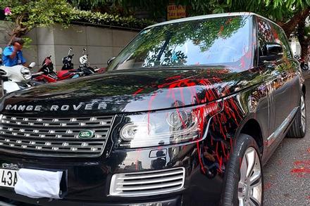 Ô tô Range Rover bị tạt đầy sơn đỏ ở Đà Nẵng