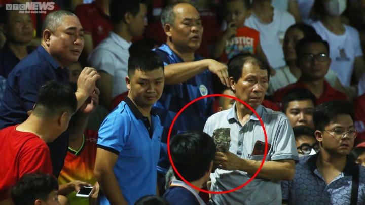 Mảnh bê tông rơi trúng CĐV trên sân Lạch Tray giữa trận đấu tuyển Việt Nam-2