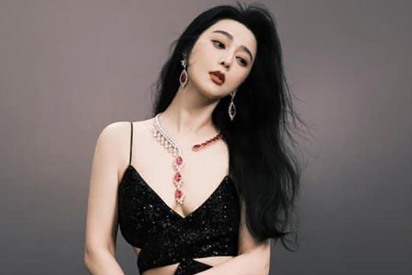 Phạm Băng Băng bị chụp lén trên tàu điện, mặc thùng thình nhưng toát khí chất quý bà, đeo vòng tay cỡ chục tỷ-10