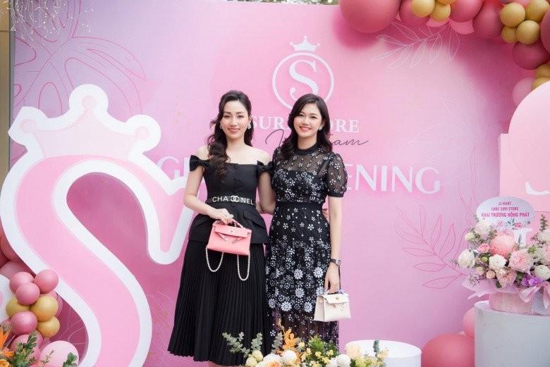 Cặp chị em Á hậu Việt Nam làm dâu hào môn, giờ là mẹ bỉm ăn mặc toát mùi tiền-11