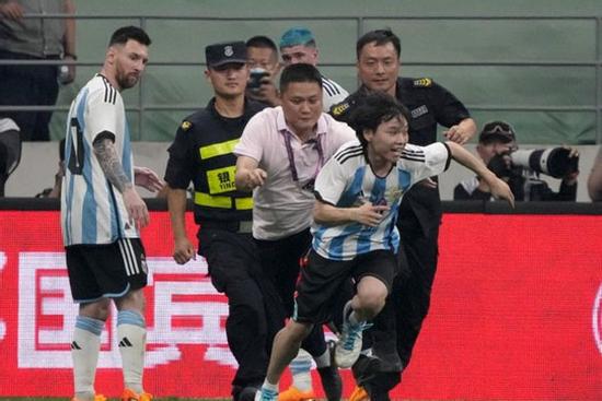 Bị cảnh sát bắt vì ‘tấn công’ Messi, fan Trung Quốc vẫn cười tươi