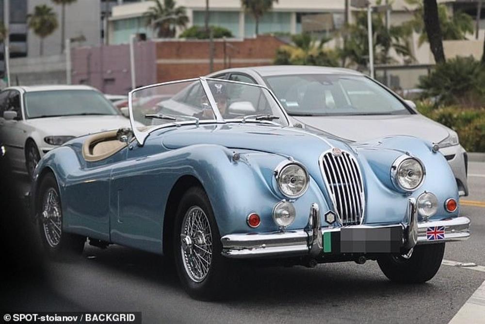 Brooklyn Beckham đi dạo trên chiếc xe mui trần cổ điển trị giá 500.000 USD-2