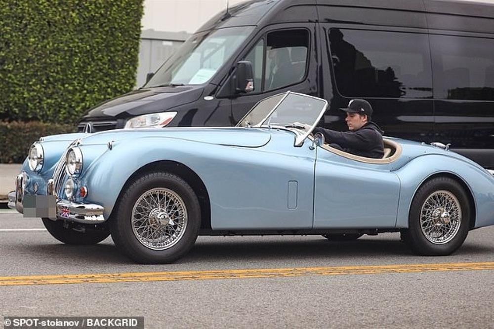 Brooklyn Beckham đi dạo trên chiếc xe mui trần cổ điển trị giá 500.000 USD-3