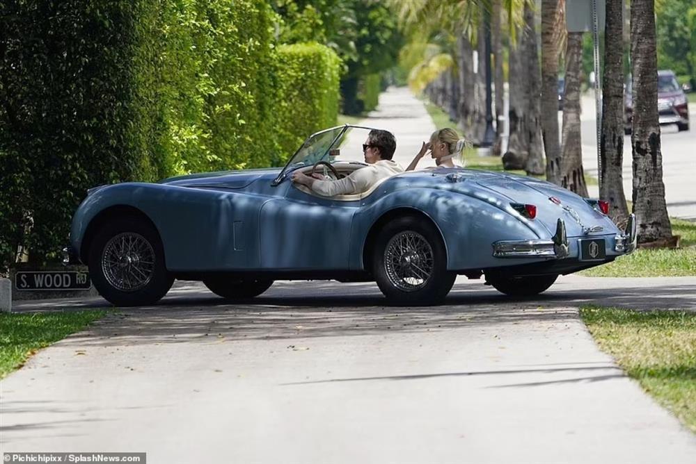 Brooklyn Beckham đi dạo trên chiếc xe mui trần cổ điển trị giá 500.000 USD-5