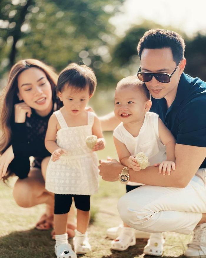 Chơi trò gọi điện cho mẹ, Lisa nhà Hà Hồ được khen vì hành động quan tâm Leon-1