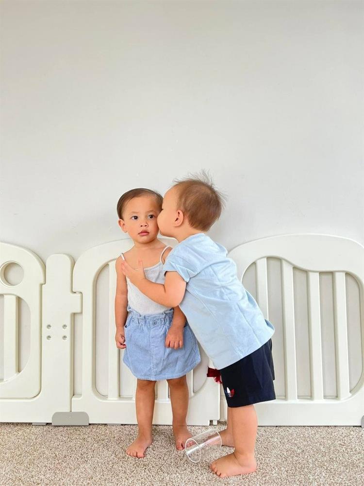 Chơi trò gọi điện cho mẹ, Lisa nhà Hà Hồ được khen vì hành động quan tâm Leon-6