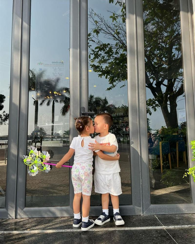 Chơi trò gọi điện cho mẹ, Lisa nhà Hà Hồ được khen vì hành động quan tâm Leon-7