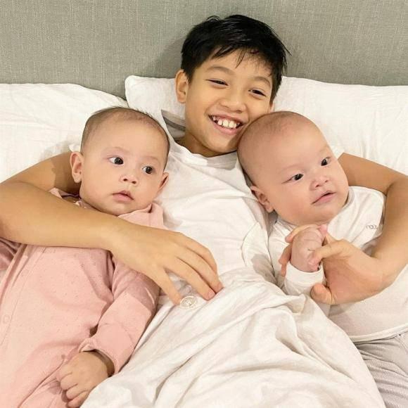 Chơi trò gọi điện cho mẹ, Lisa nhà Hà Hồ được khen vì hành động quan tâm Leon-8