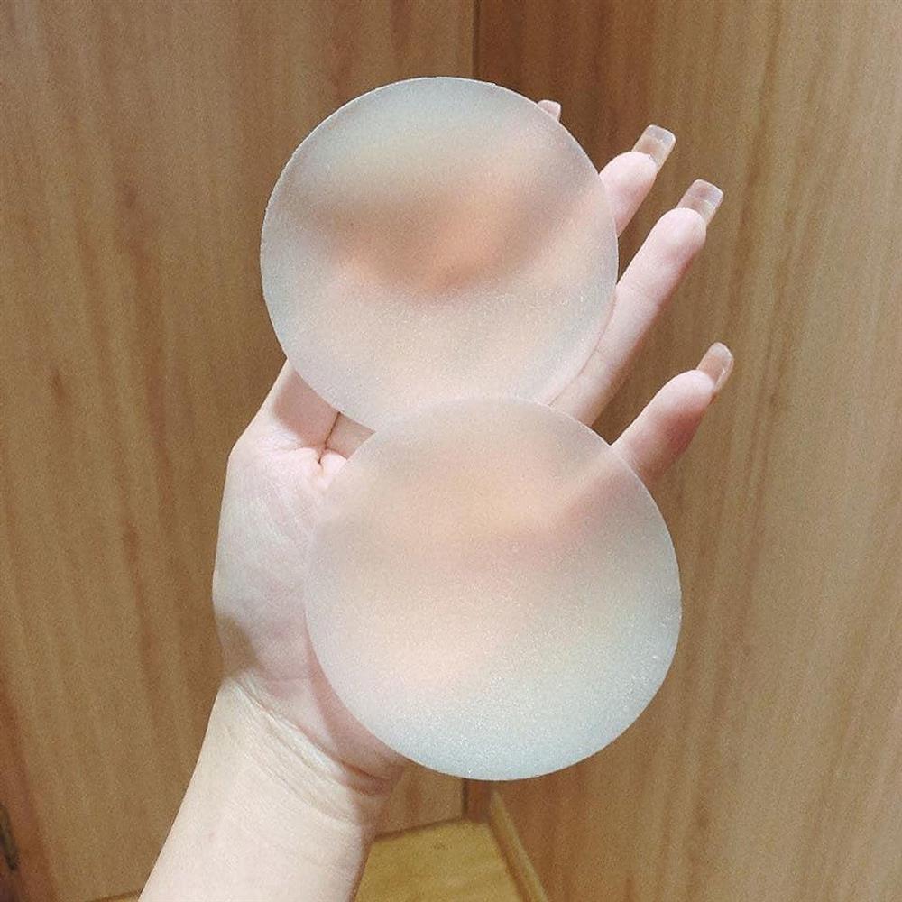 Tái xuất thảm đỏ, Mai Phương Thuý mặc đầm xẻ từ cổ đến rốn-6