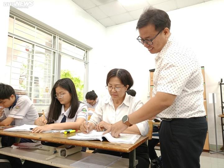 Thí sinh 64 tuổi thi THPT: Chung trường với cháu, đeo đuổi nghiệp học dở dang-2