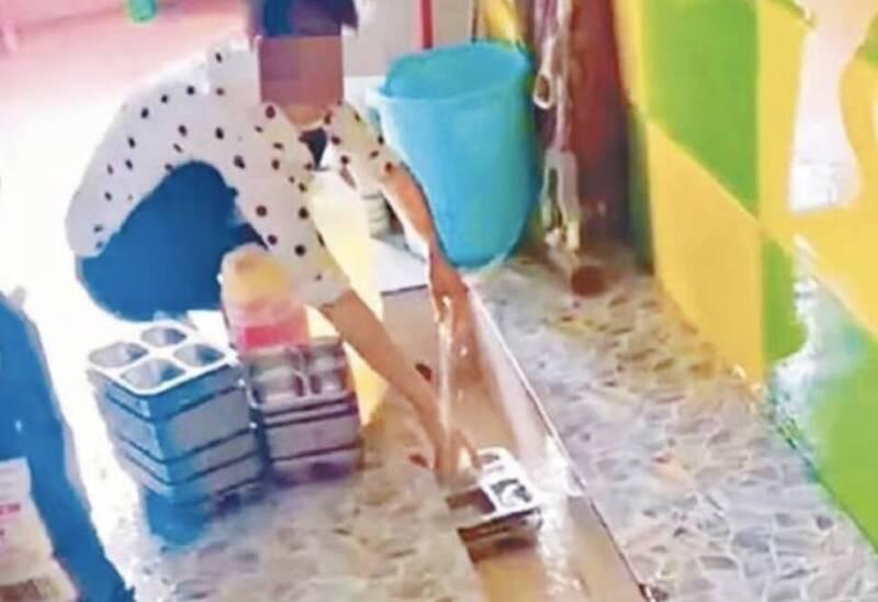 Tranh cãi trường mầm non rửa khay thức ăn của trẻ trong nhà vệ sinh-1
