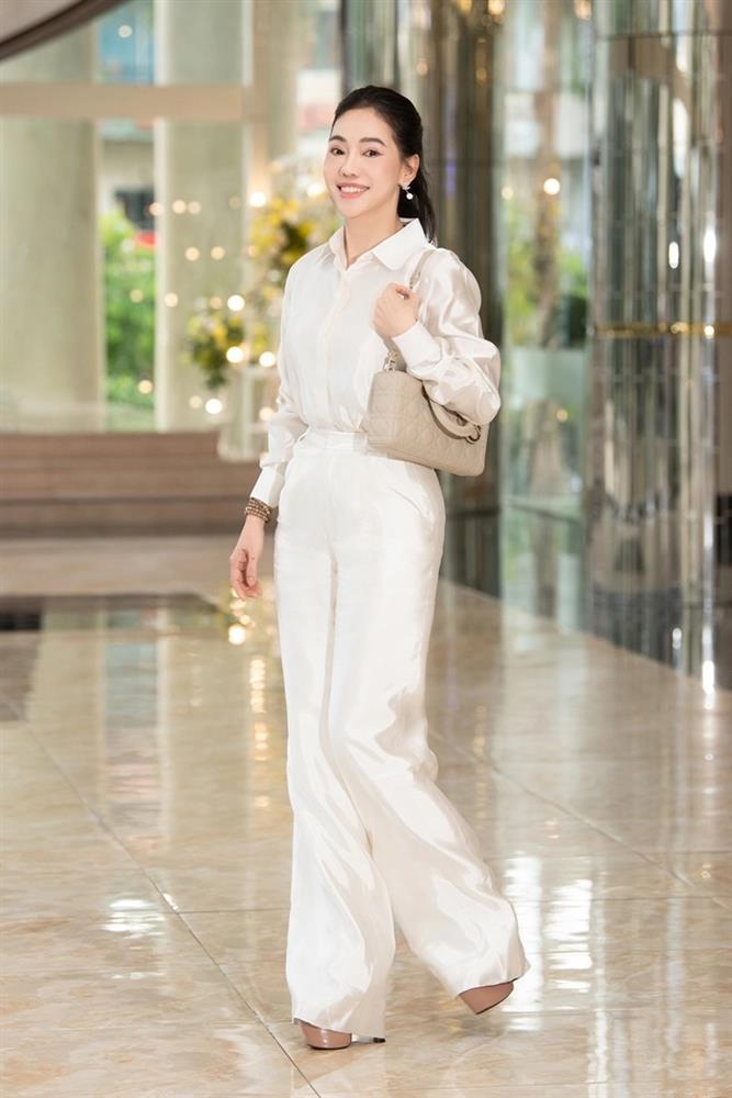 Lần hiếm hoi đụng hàng của bà trùm Hoa hậu và Tiểu Vy-1