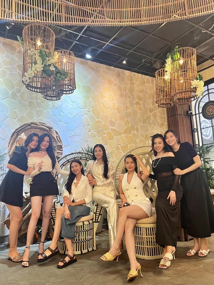 Lần hiếm hoi đụng hàng của bà trùm Hoa hậu và Tiểu Vy-3