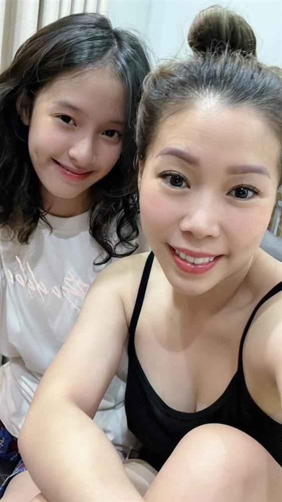 Con gái Hồng Đăng 12 tuổi giống bố, chân to gấp đôi mẹ-1