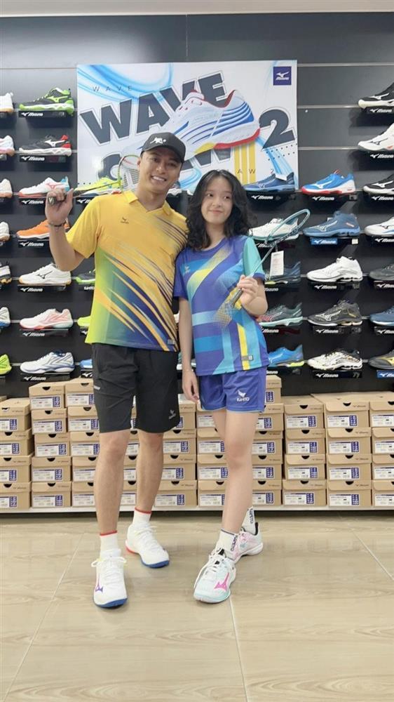 Con gái Hồng Đăng 12 tuổi giống bố, chân to gấp đôi mẹ-4