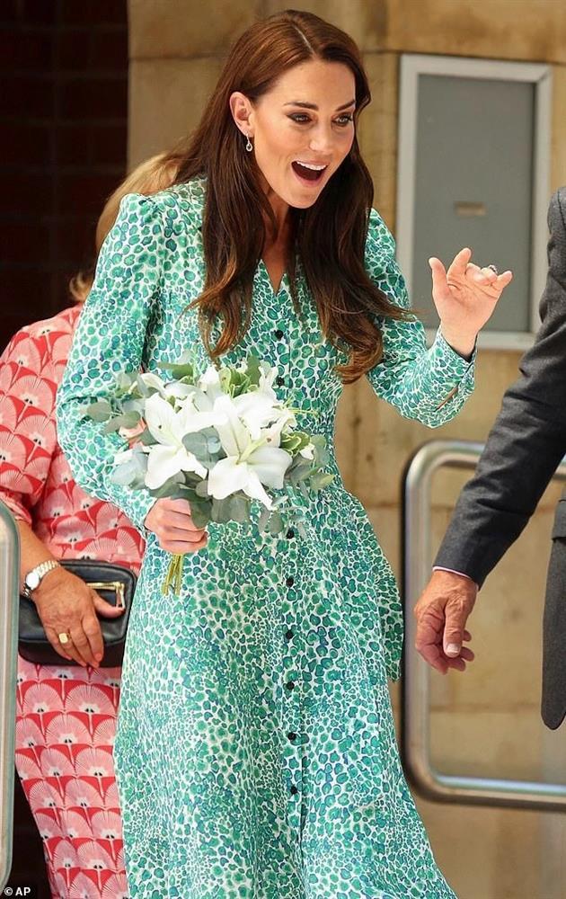 Đến thăm trung tâm giáo dục trẻ em, Vương phi Kate khiến phụ huynh bất ngờ-1