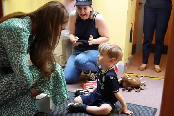 Đến thăm trung tâm giáo dục trẻ em, Vương phi Kate khiến phụ huynh bất ngờ-2