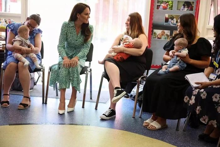 Đến thăm trung tâm giáo dục trẻ em, Vương phi Kate khiến phụ huynh bất ngờ-3