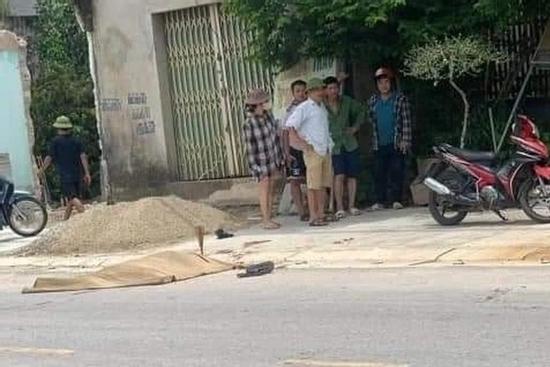 Đâm chết con nợ rồi cầm dao cố thủ trong nhà