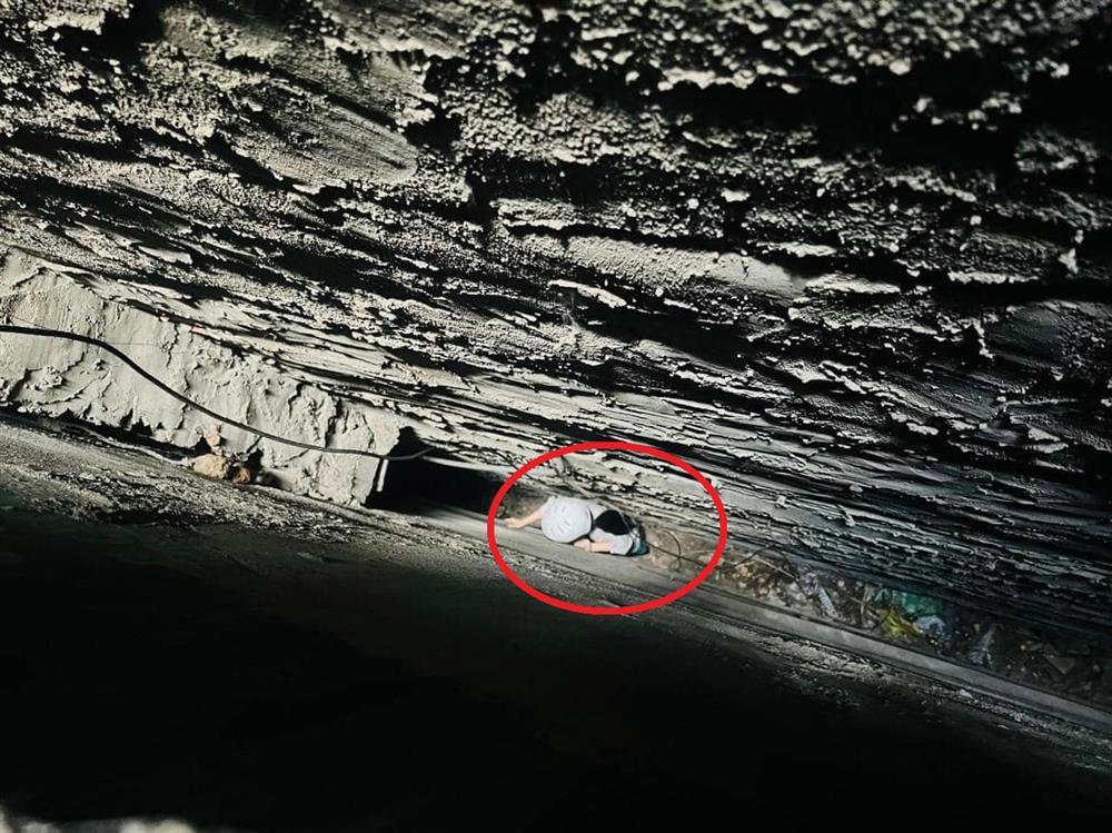 Cứu người phụ nữ bị rơi, lọt vào khe hẹp giữa 2 nhà dân ở TP.HCM-1