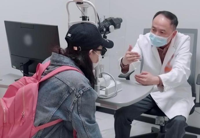 Hình ảnh Ngô Thiến tiều tụy vào viện trước khi rút khỏi Đạp gió 2023-6