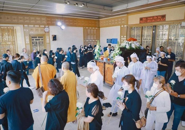 Jun Phạm nghẹn ngào trong lễ tiễn đưa bố-1