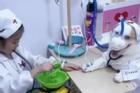 Bé gái 5 tuổi 'gây sốt' khi đóng vai bác sĩ khám cho thú cưng