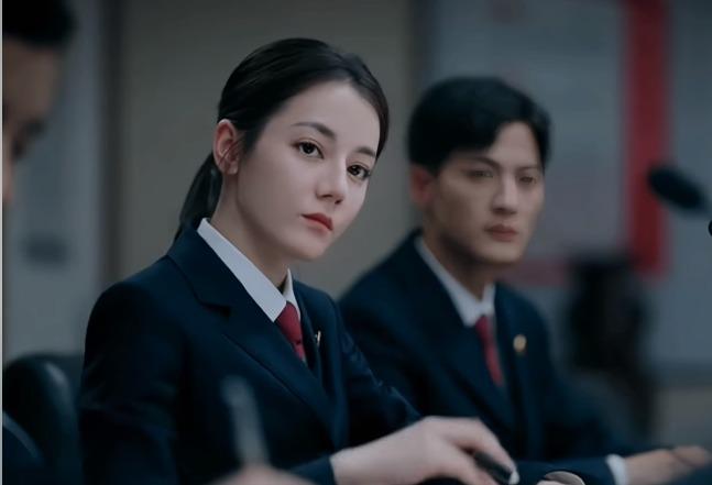 Địch Lệ Nhiệt Ba: Đỉnh lưu nhưng trước mặt là sườn dốc-2