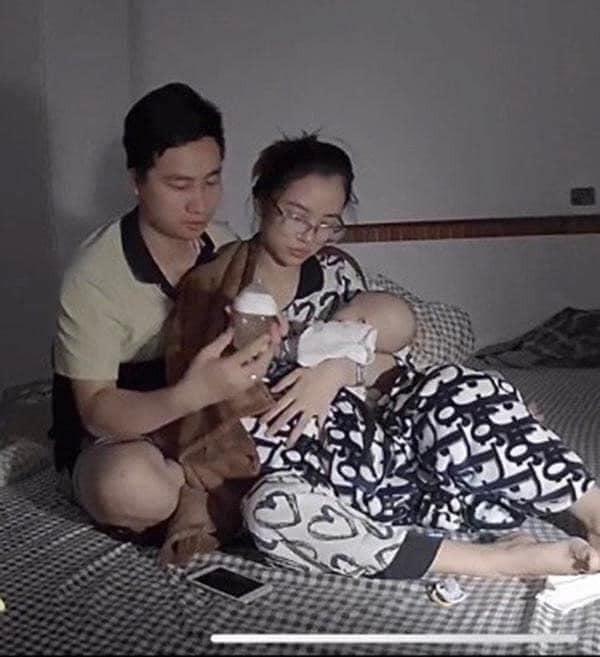 Mẹ bỉm tỉnh dậy giữa đêm dỗ con, hành động của người chồng khiến ai cũng ngưỡng mộ-4